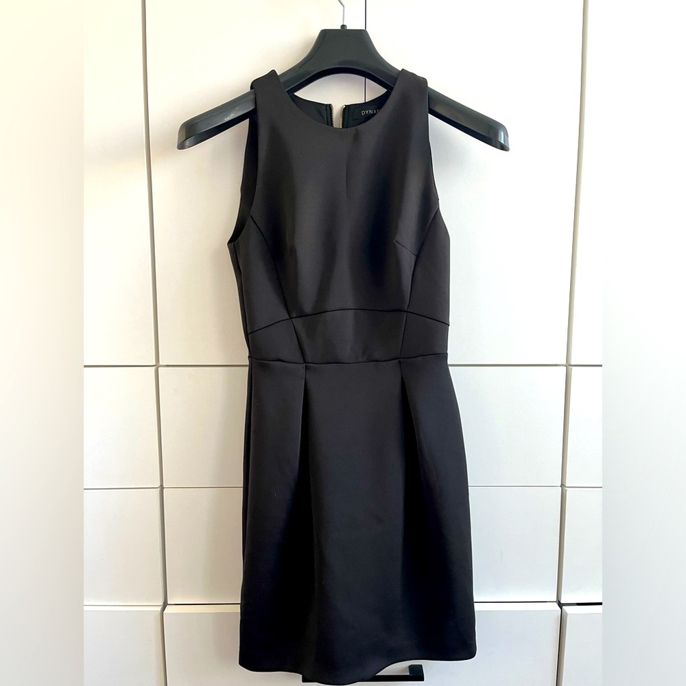 Simple knee length dress with zipper accent